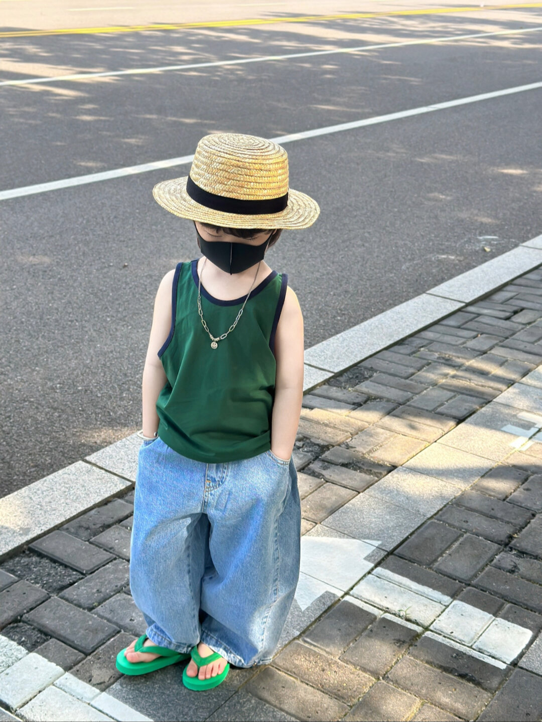 夏天穿人字拖的小男孩