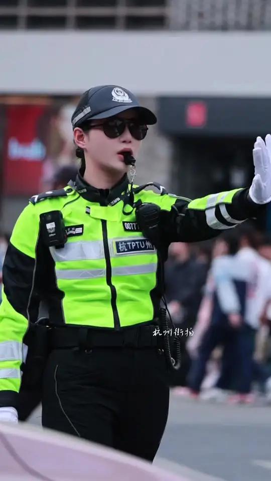 墨镜一戴 谁都不爱 看佳佳警官这气质