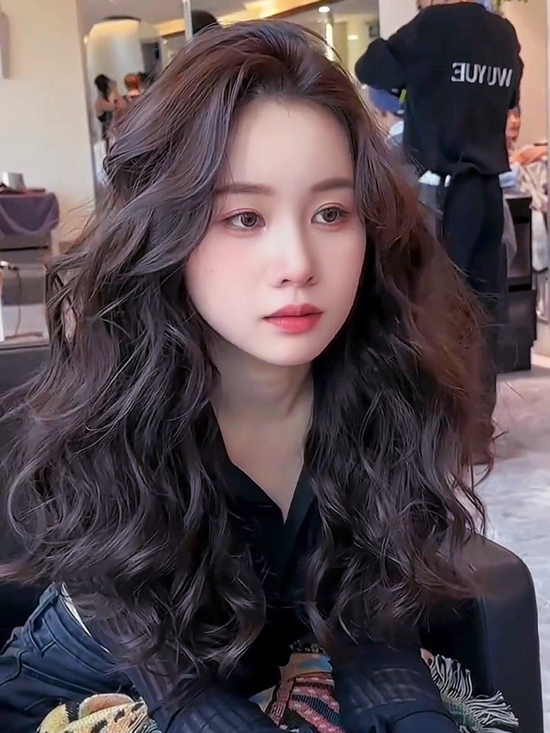 中长发女生烫发发型减龄氛围感法式羊毛卷