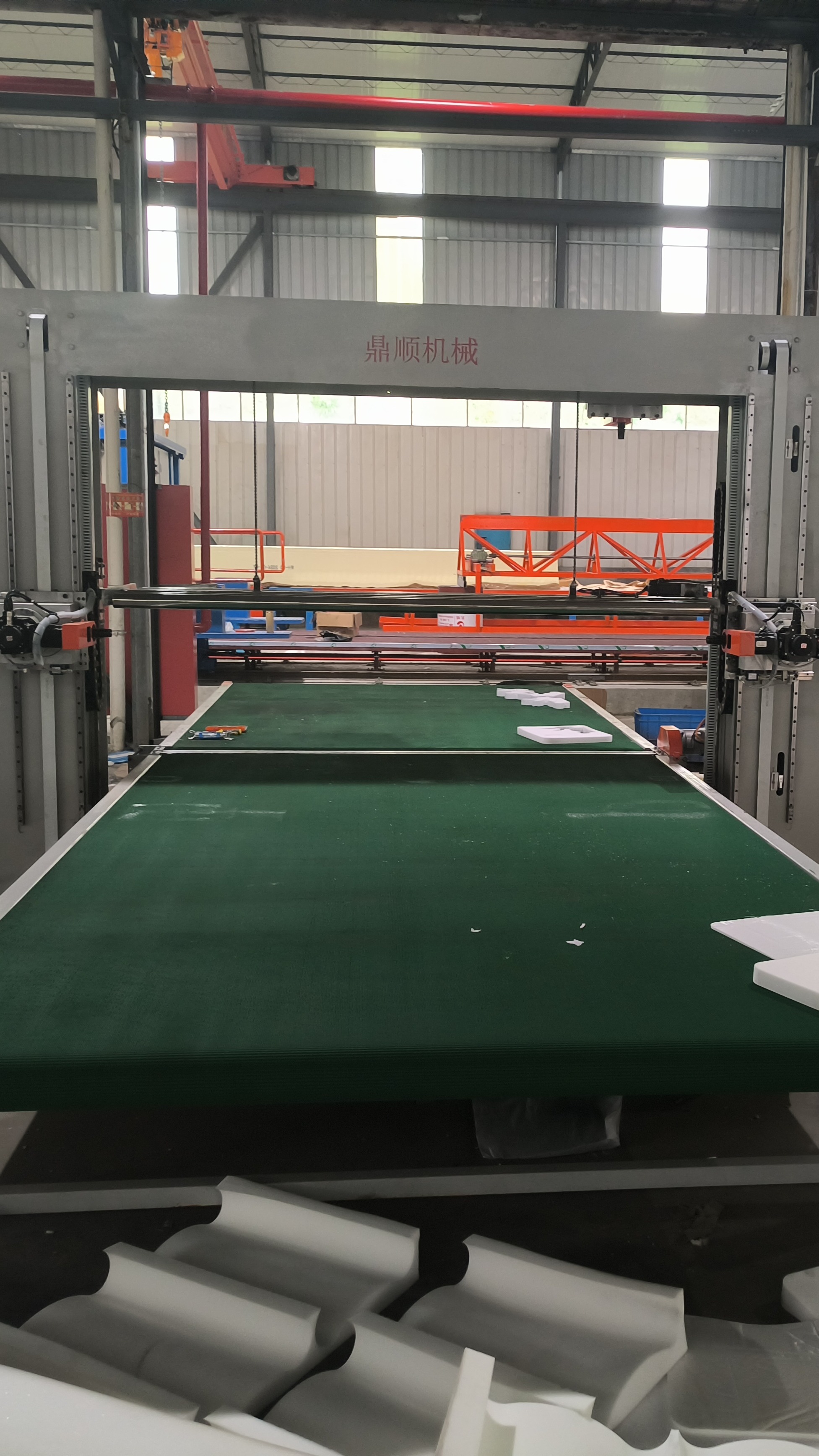 横竖双刀电脑仿形海绵切割机,当前速度最快的海绵数控切割机