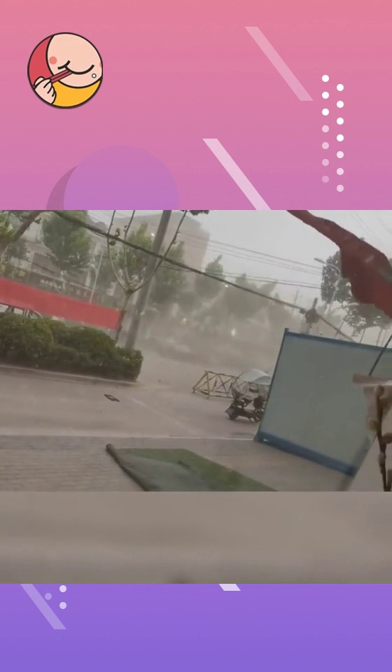 13日河南商丘电动车被大风吹跑网友竟然跑的比我骑着都直