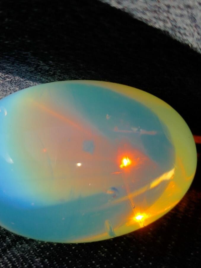 欧泊石自己打磨天然蛋形见光变多彩