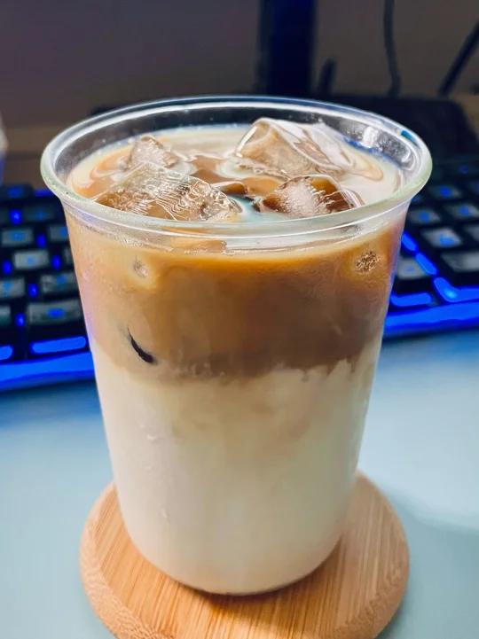 生椰拿铁get ▲半杯冰块 ▲一盒椰浆 ▲一罐瑞幸灵感拿铁(30ml水溶解)