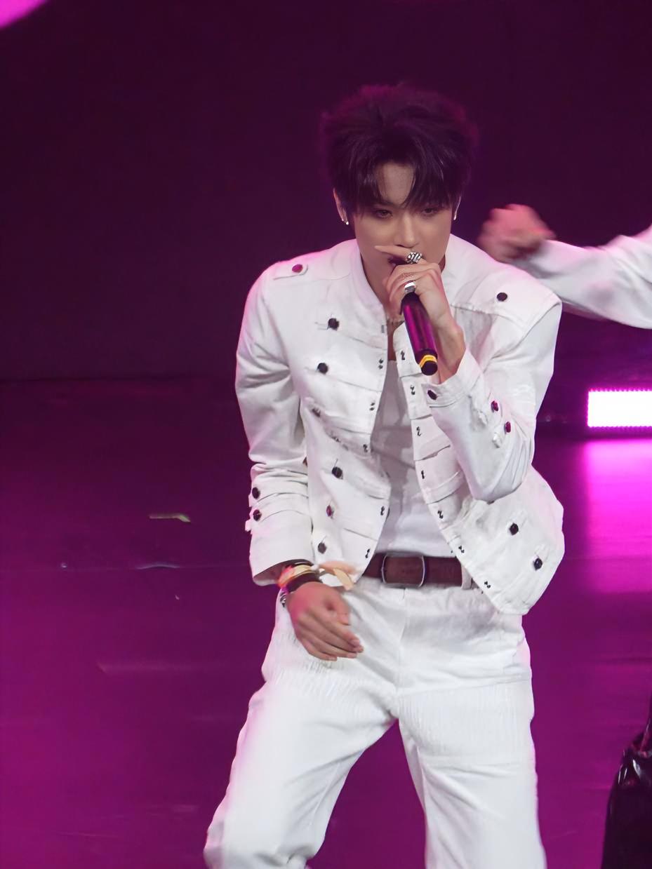 张峻豪 张峻豪玩转舞台实力ace 微博音乐盛典 宝藏歌单 张峻豪跳舞真