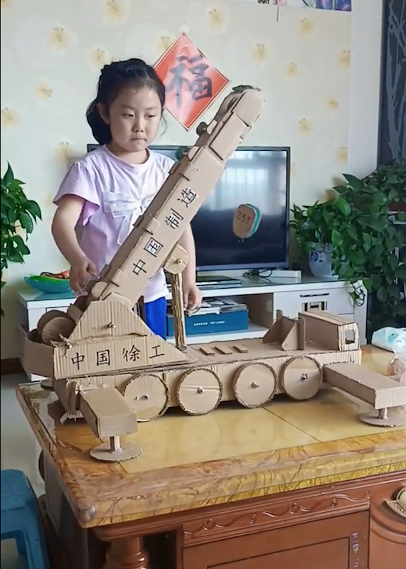 手工天花板!爸爸用旧纸板给女儿做吊车模型:能伸缩全方位转动-度小视