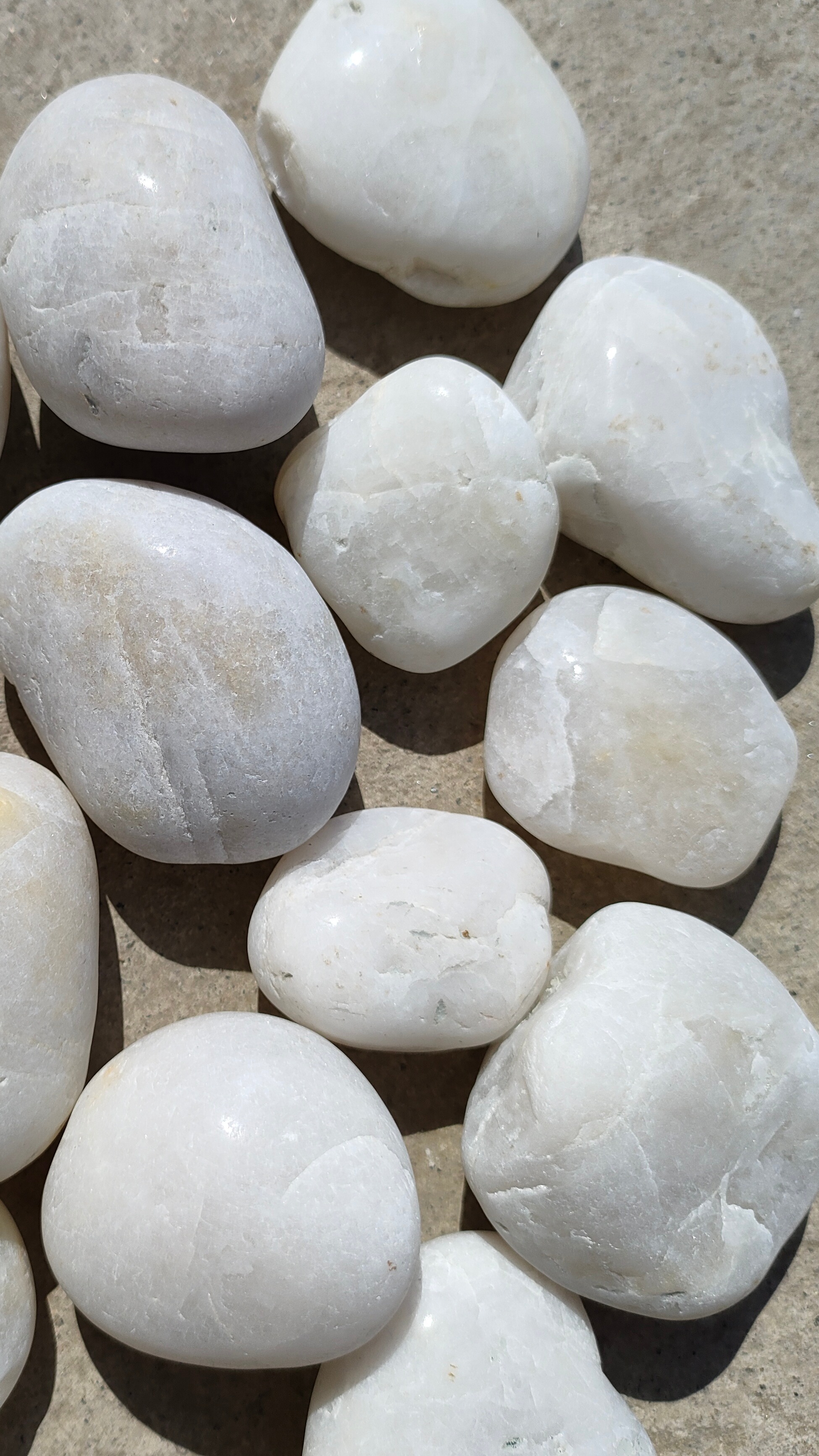 白色雨花石3-5公分 园林景观铺路 别墅地铺装饰白色鹅卵石