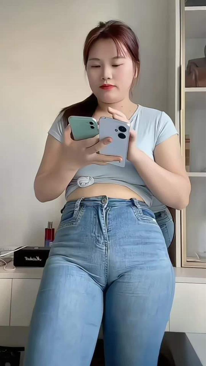 微胖女生穿紧身牛仔裤的独特魅力