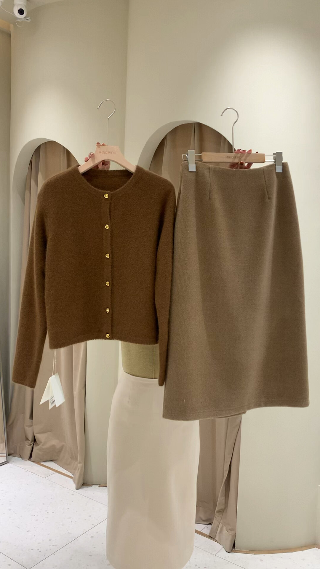 ootd|焦糖色羊毛开衫卡其色半裙顺色搭配-度小视