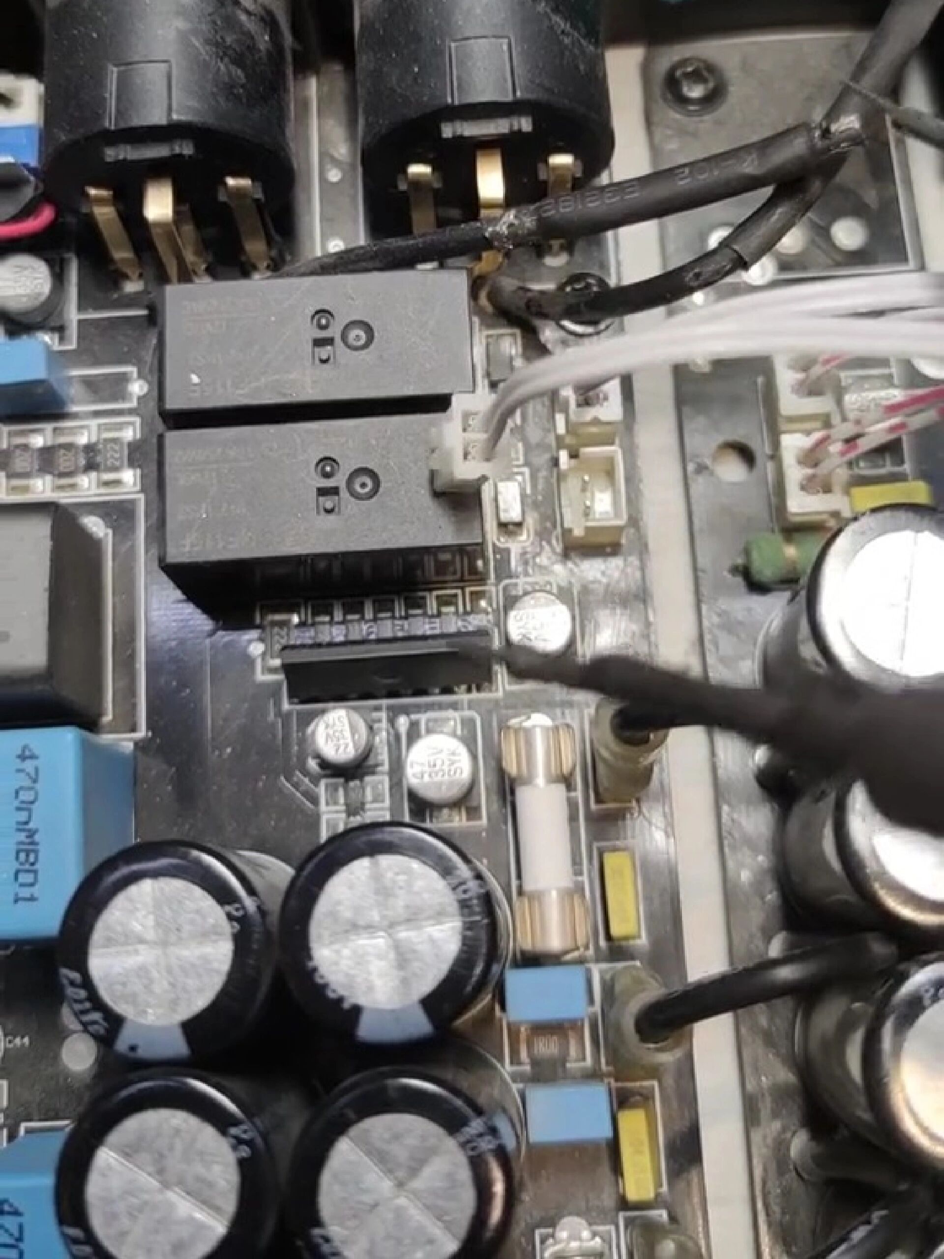 一台国产数字功放继电器不吸合及失真故障