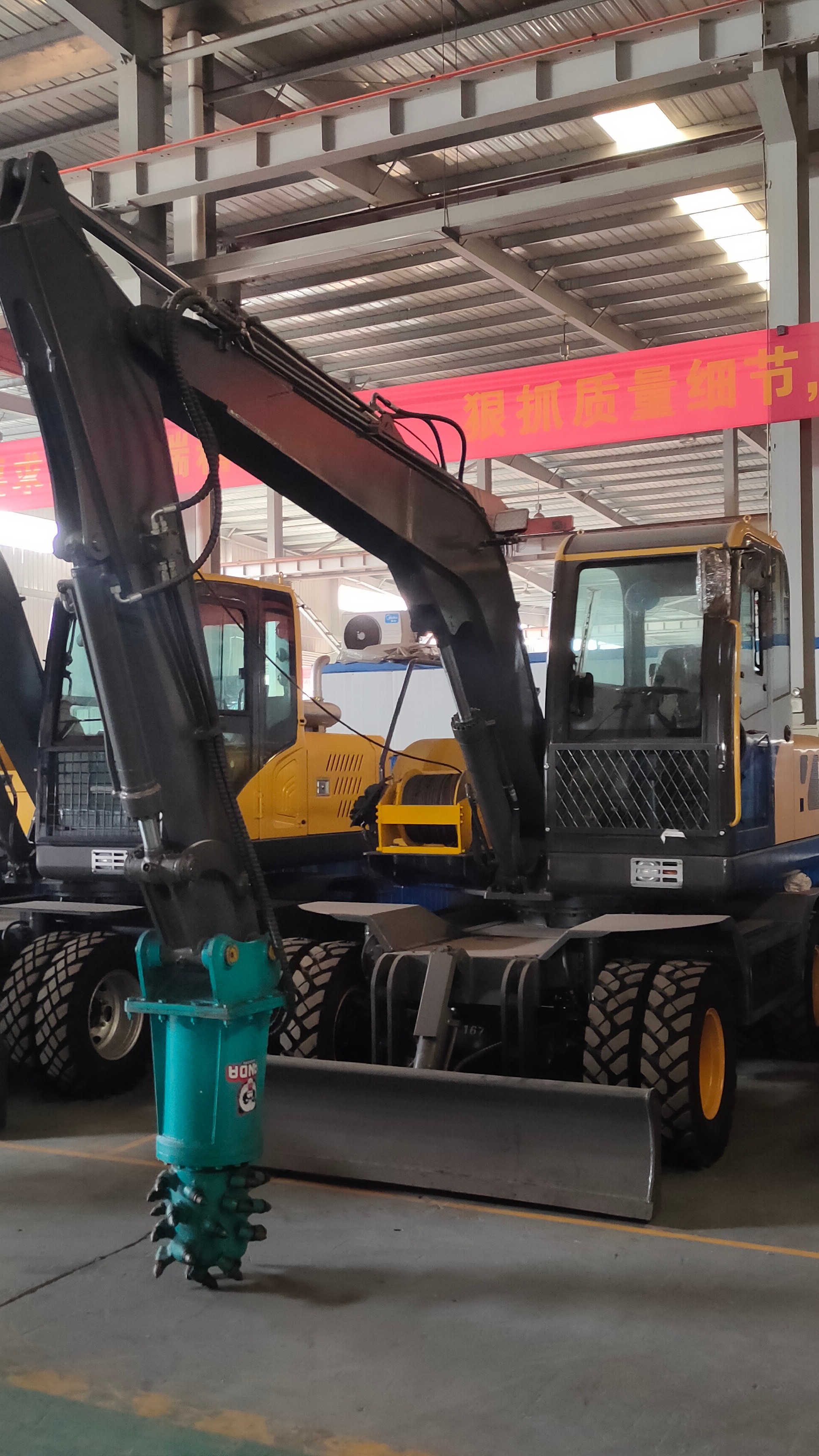 工程老板看过来哈勃曼100轮式挖掘机它来喽!多功能轮式挖掘机