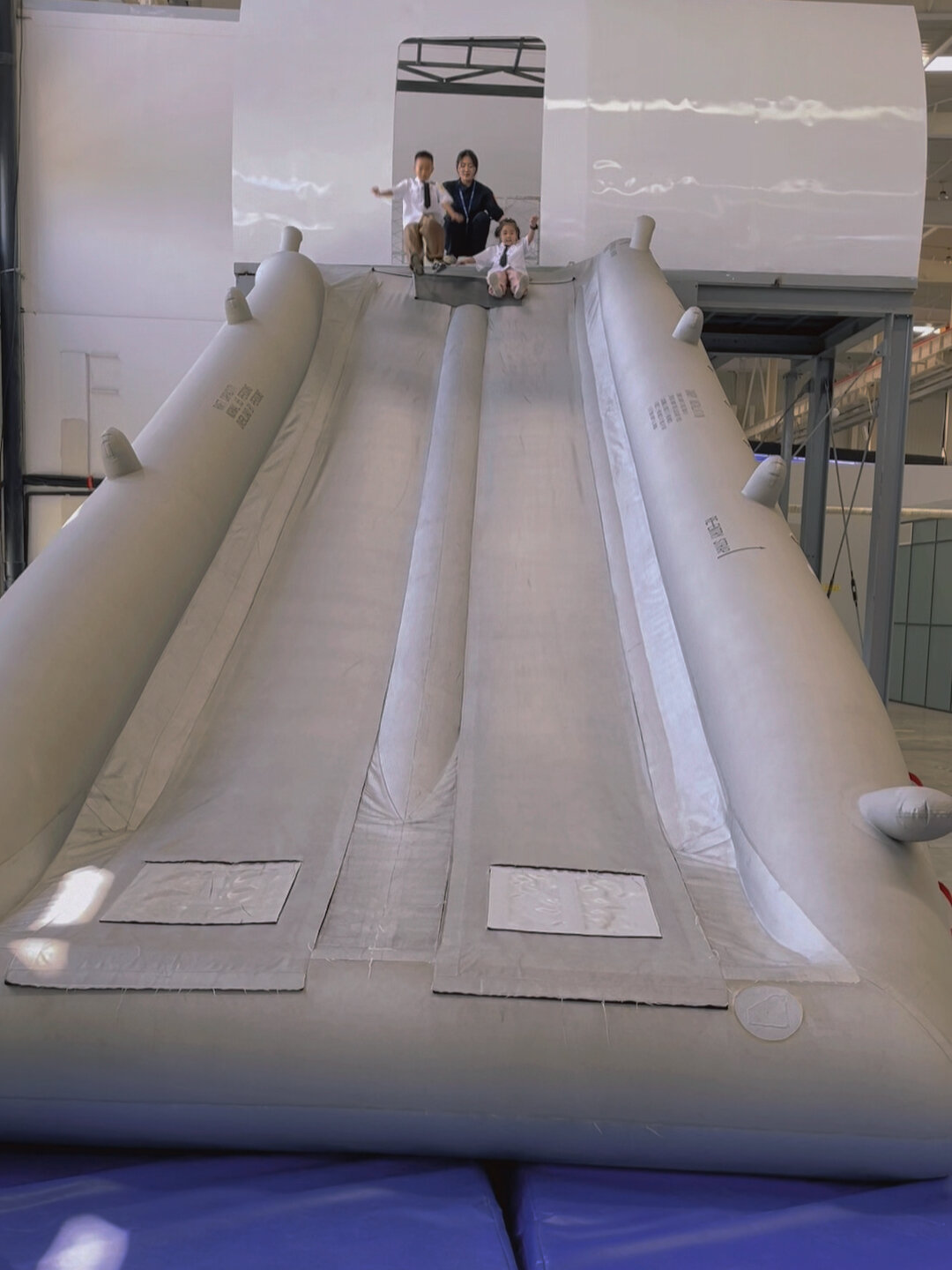 在郑州|带孩子体验了飞机上的逃生滑梯