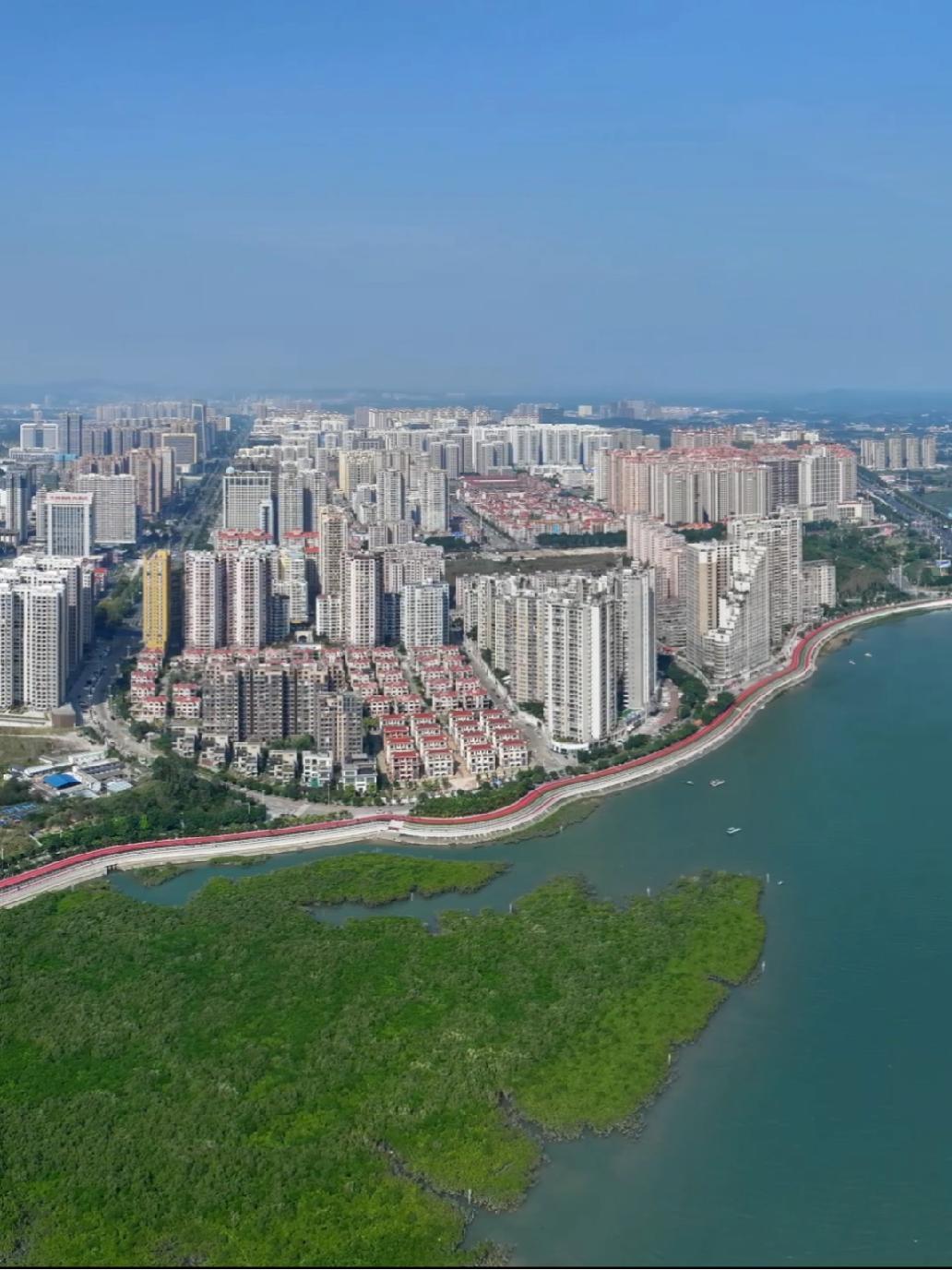 这里是防城港中心区红色的海边全海景步道