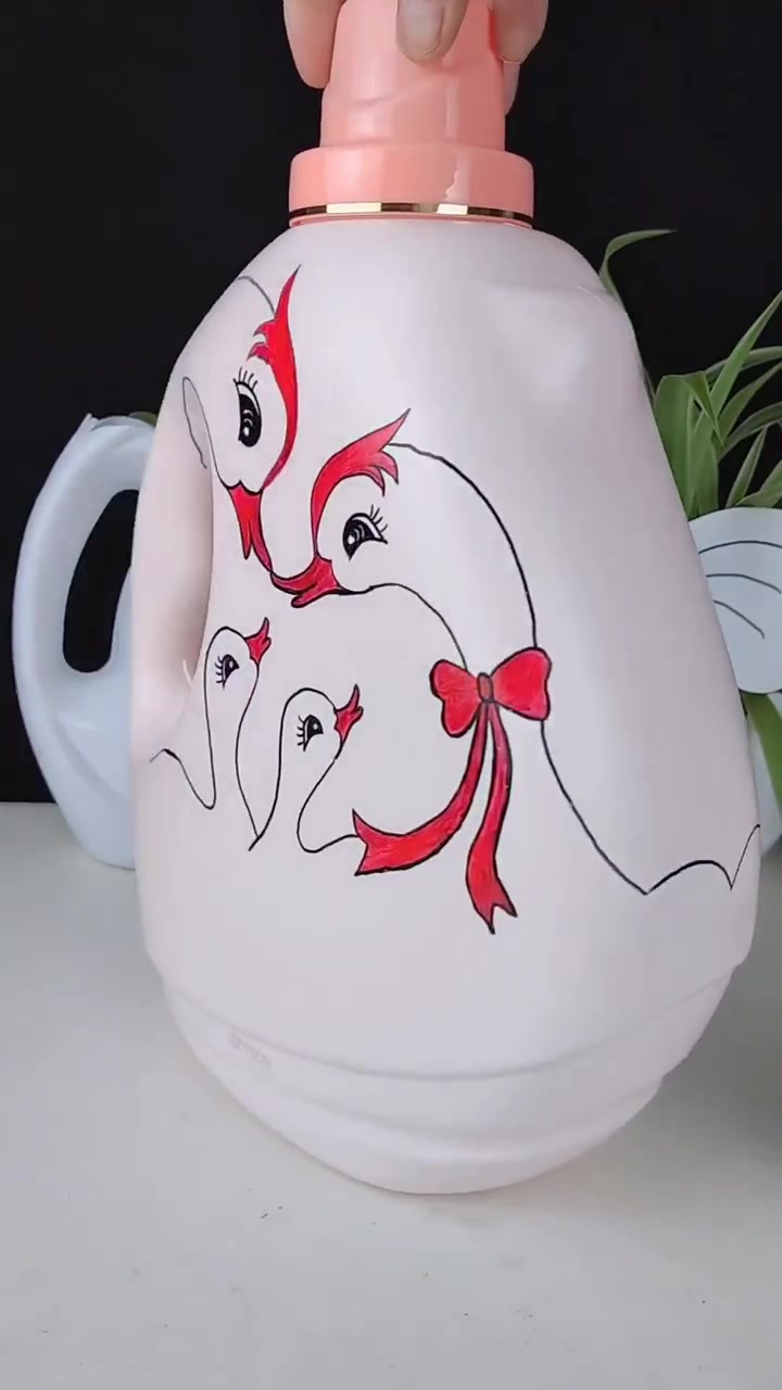 洗衣液瓶子改装花瓶