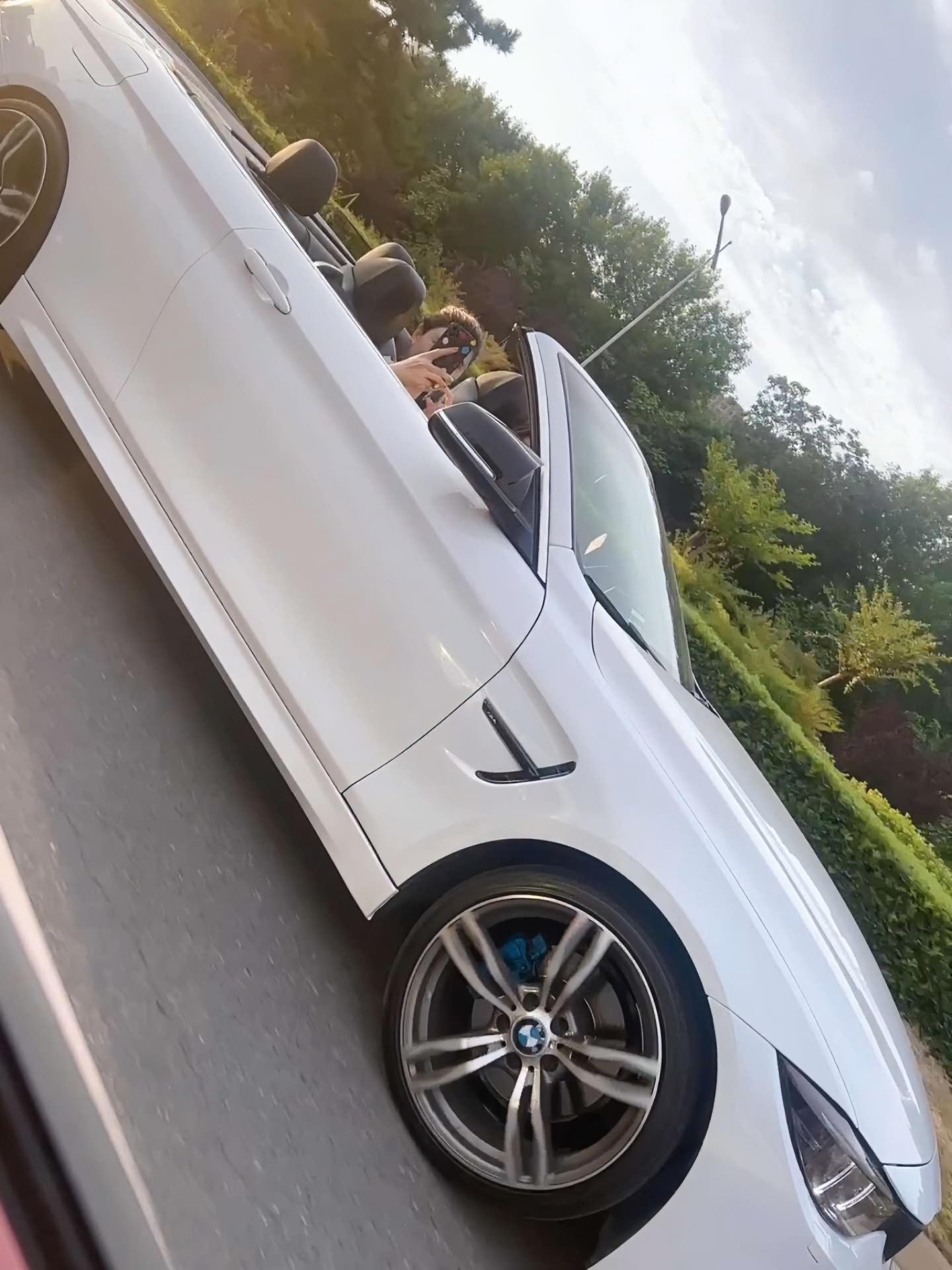 放着喜欢的音乐和姐妹开车聊天兜风吃吃喝喝一起随心所欲做那个不