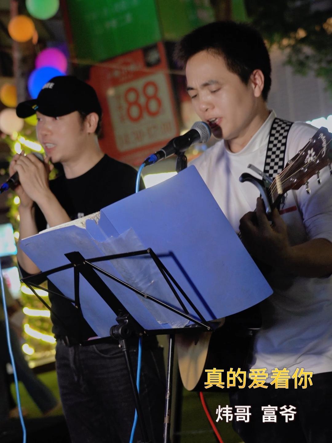 《真的爱着你》街头路演最美的一个地方每天都有不同歌手演出佛山