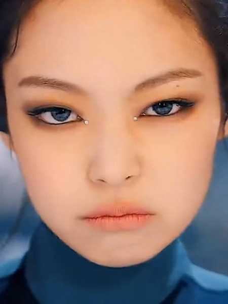 台上酷拽金珍妮,台下可爱饺子妮!jennie车内自拍视频-度小视