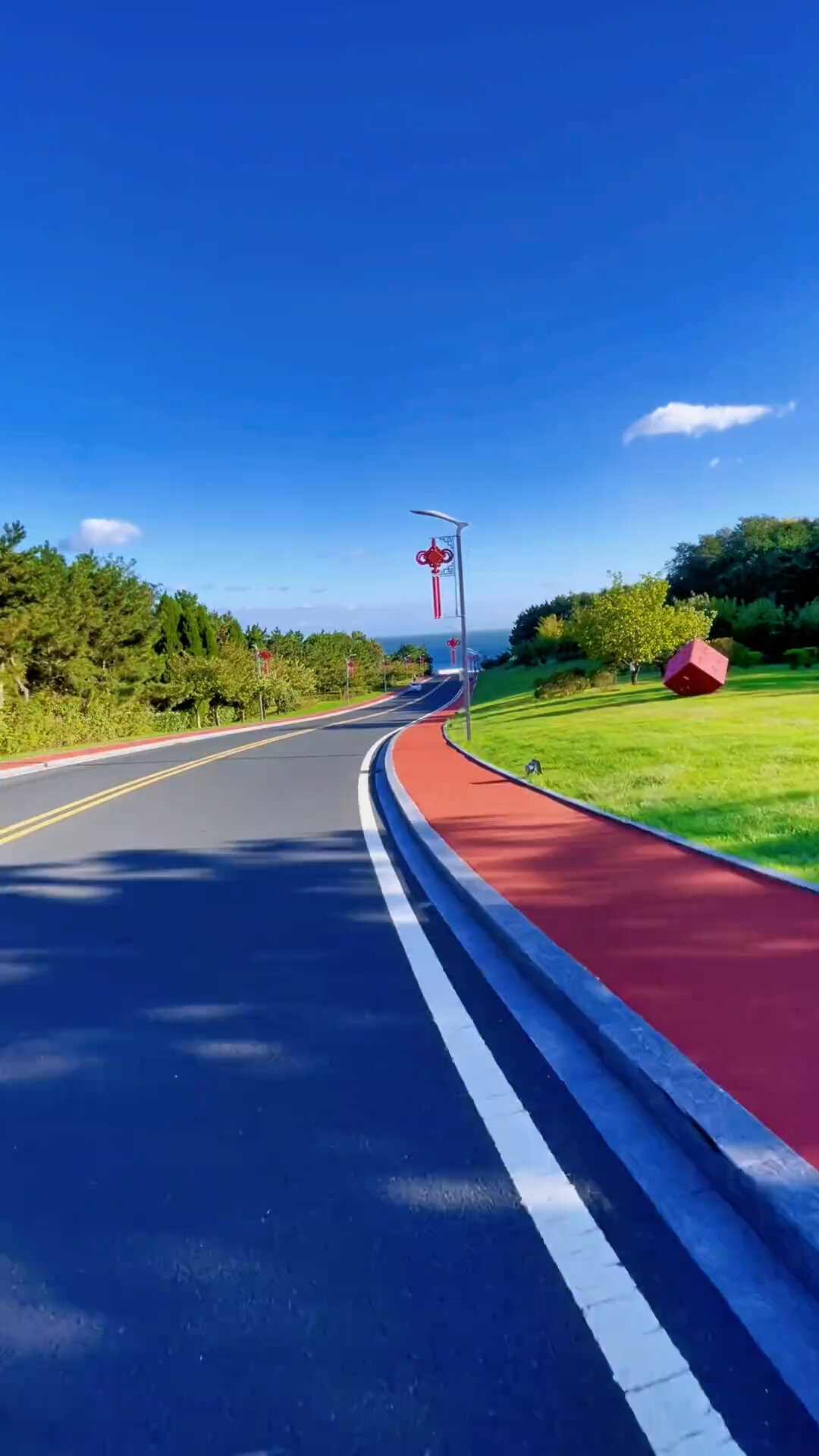 蓝天白云,清新空气,干净的柏油马路