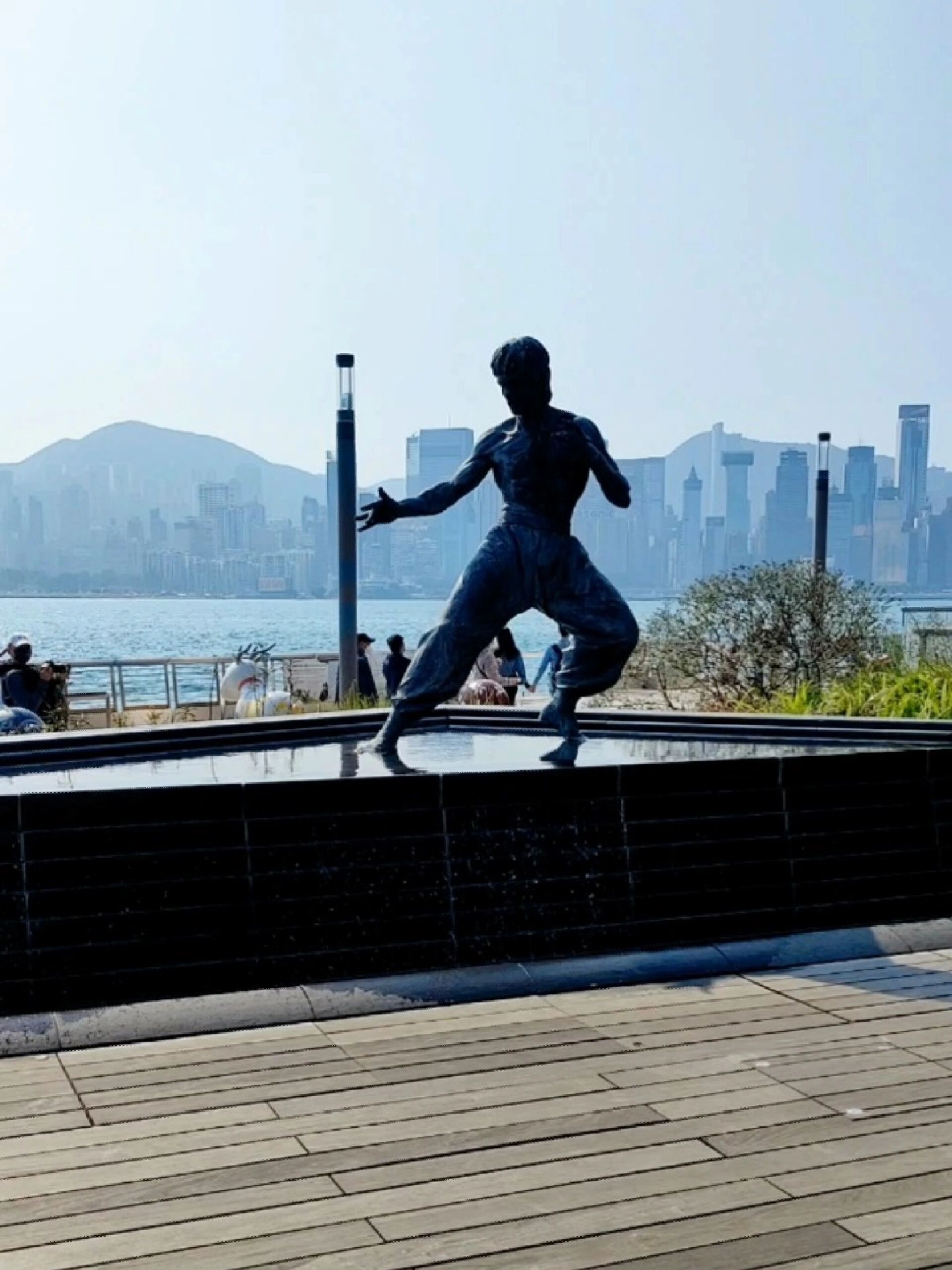 位于香港尖沙咀星光大道的李小龙铜像,一个让全世界知道中国功夫的人