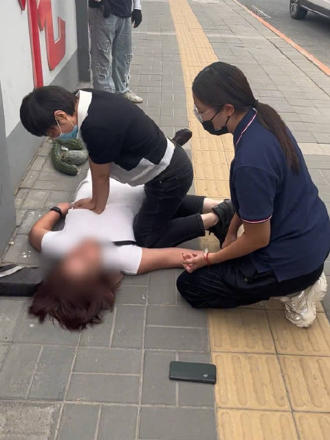 女子晕倒路人接力3分钟心肺复苏 轮流跪地救人至120赶到,都是热心又