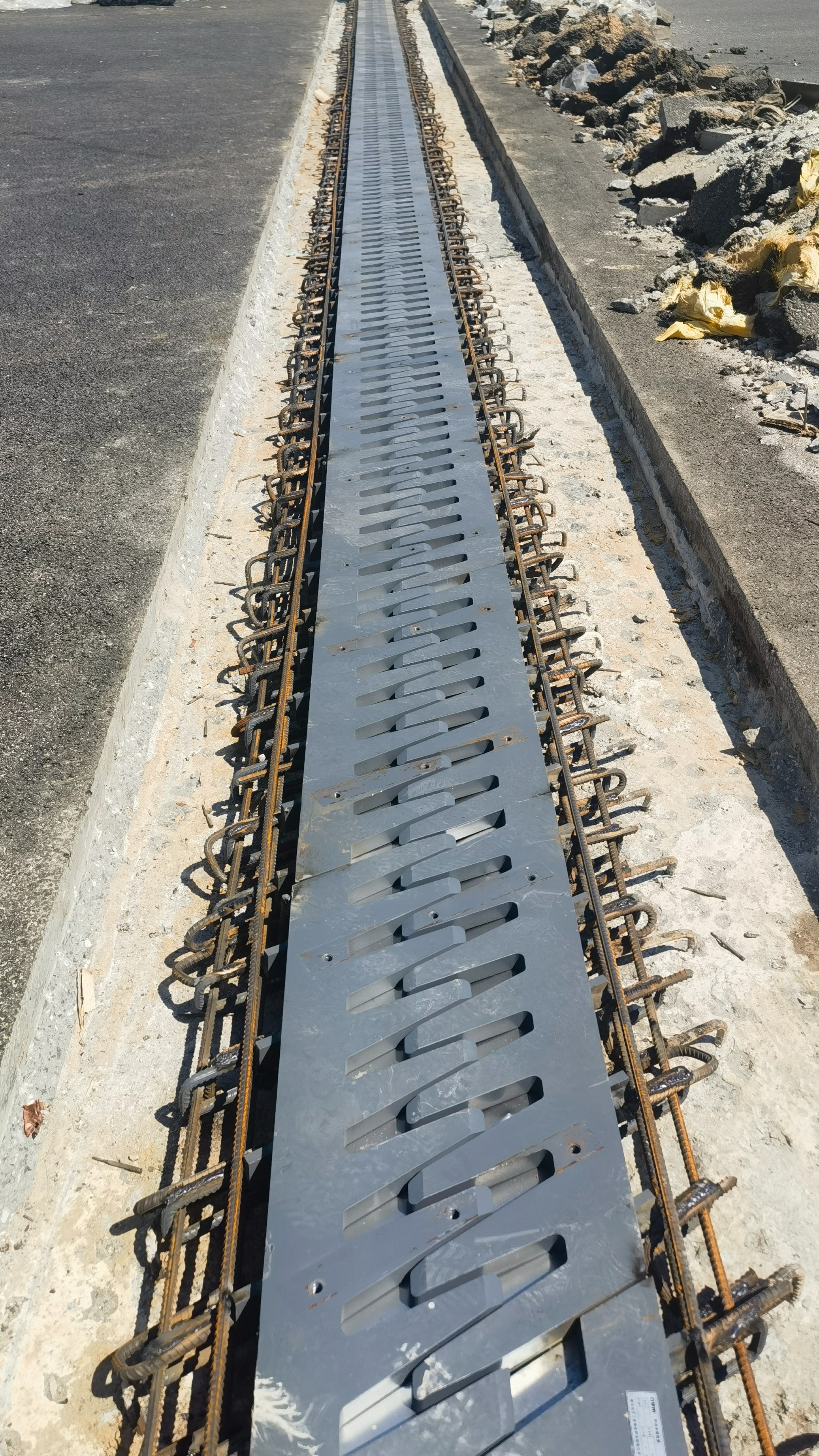 sf梳齿板伸缩缝安装