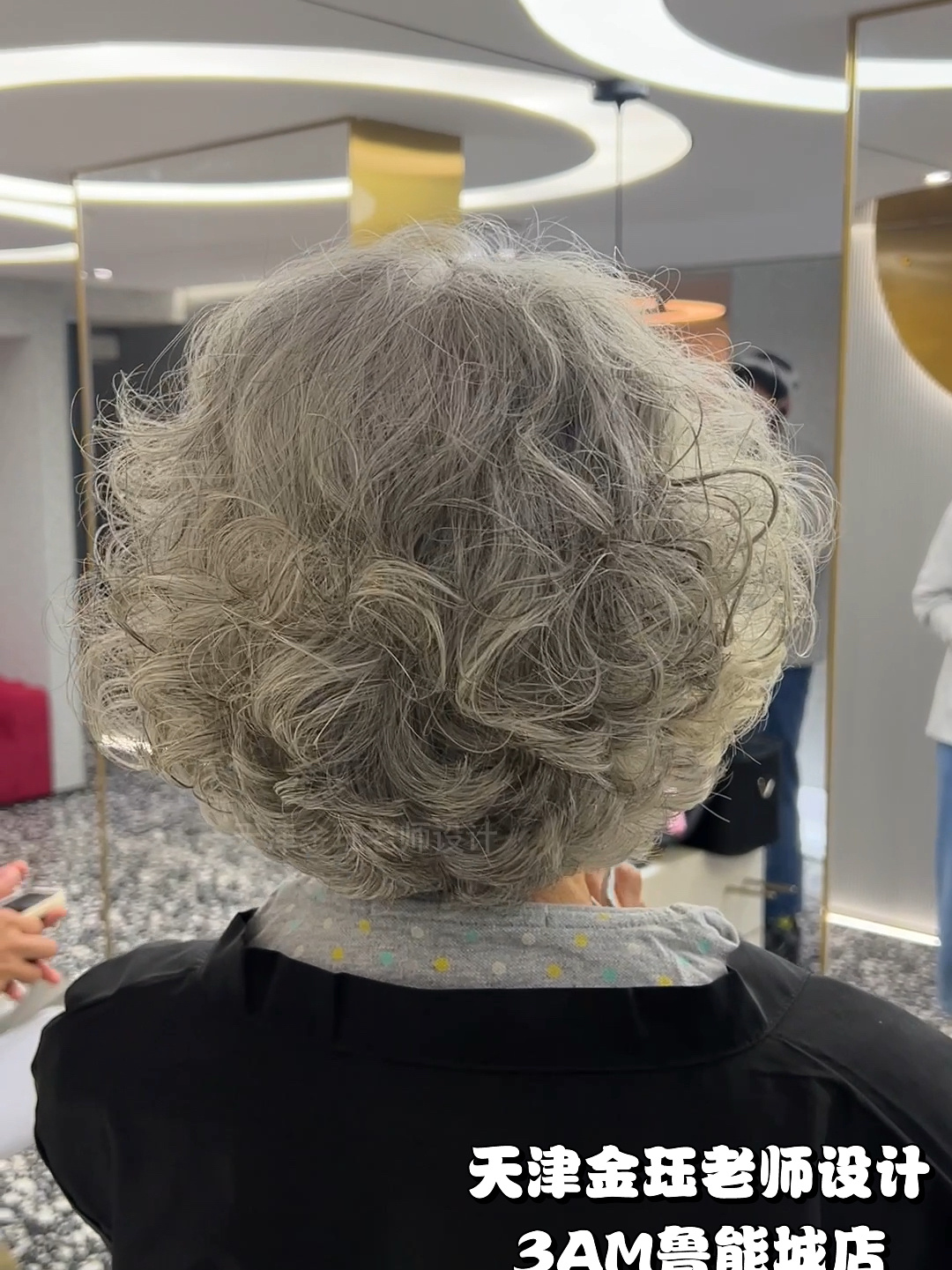 气质减龄的短发烫发适合40岁到70岁之间