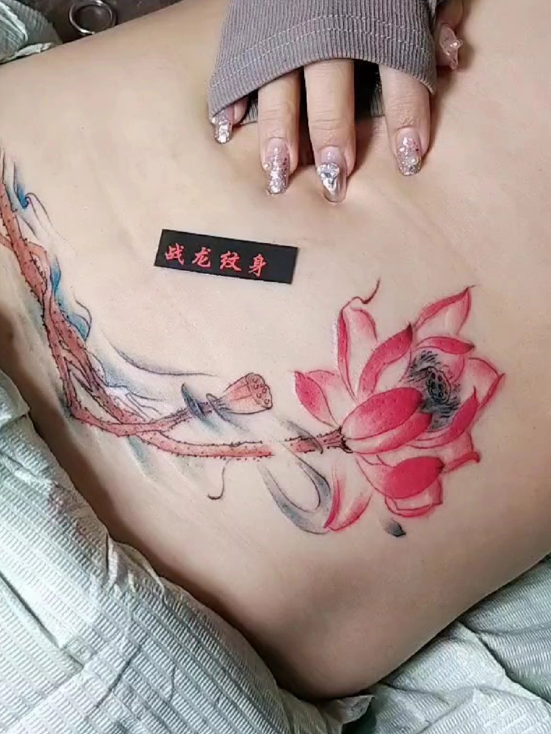 刨腹产疤痕荷花纹身遮盖