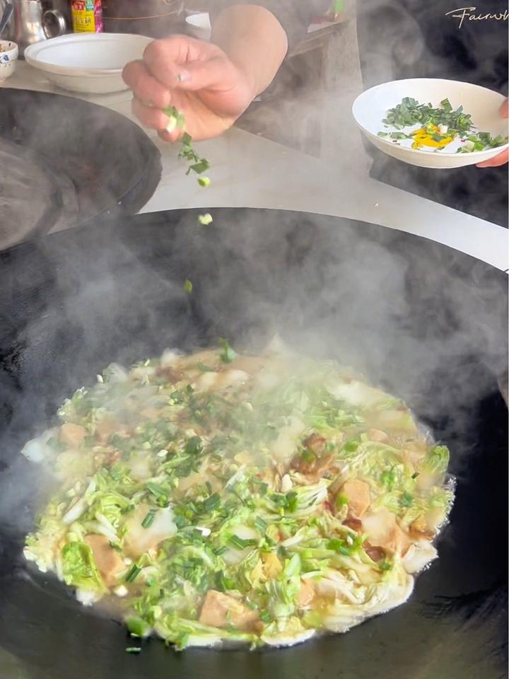 一道家常菜白菜炖霉豆渣 白菜和霉豆渣一起炖