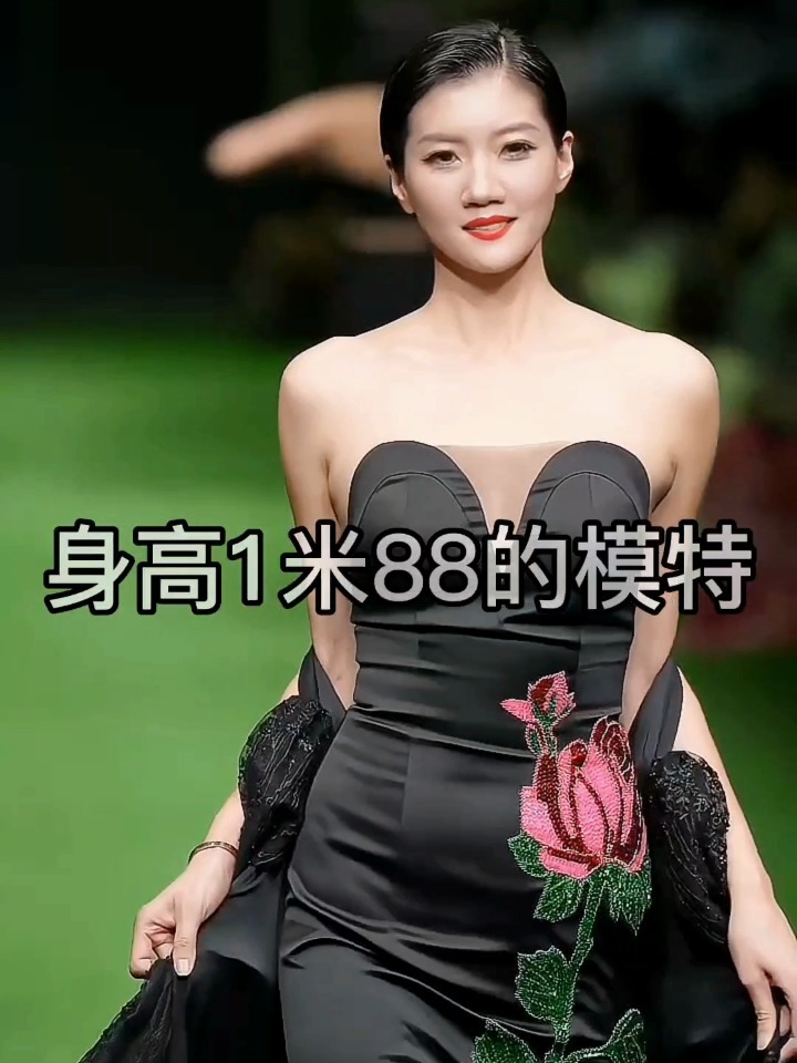 2023春夏深圳时装周身高1米88的模特孙昕荧