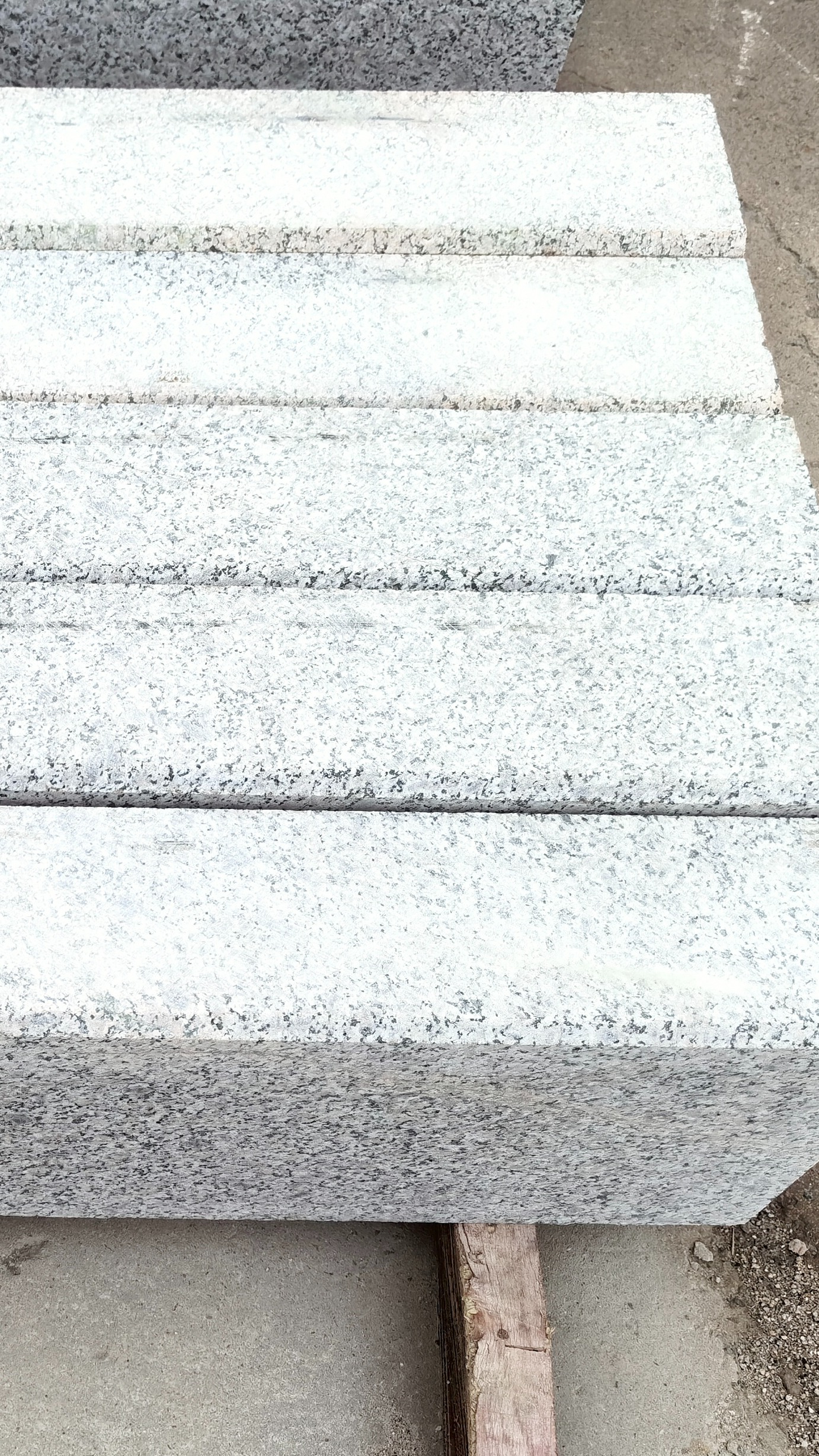 芝麻灰石材和芝麻白石材的区别