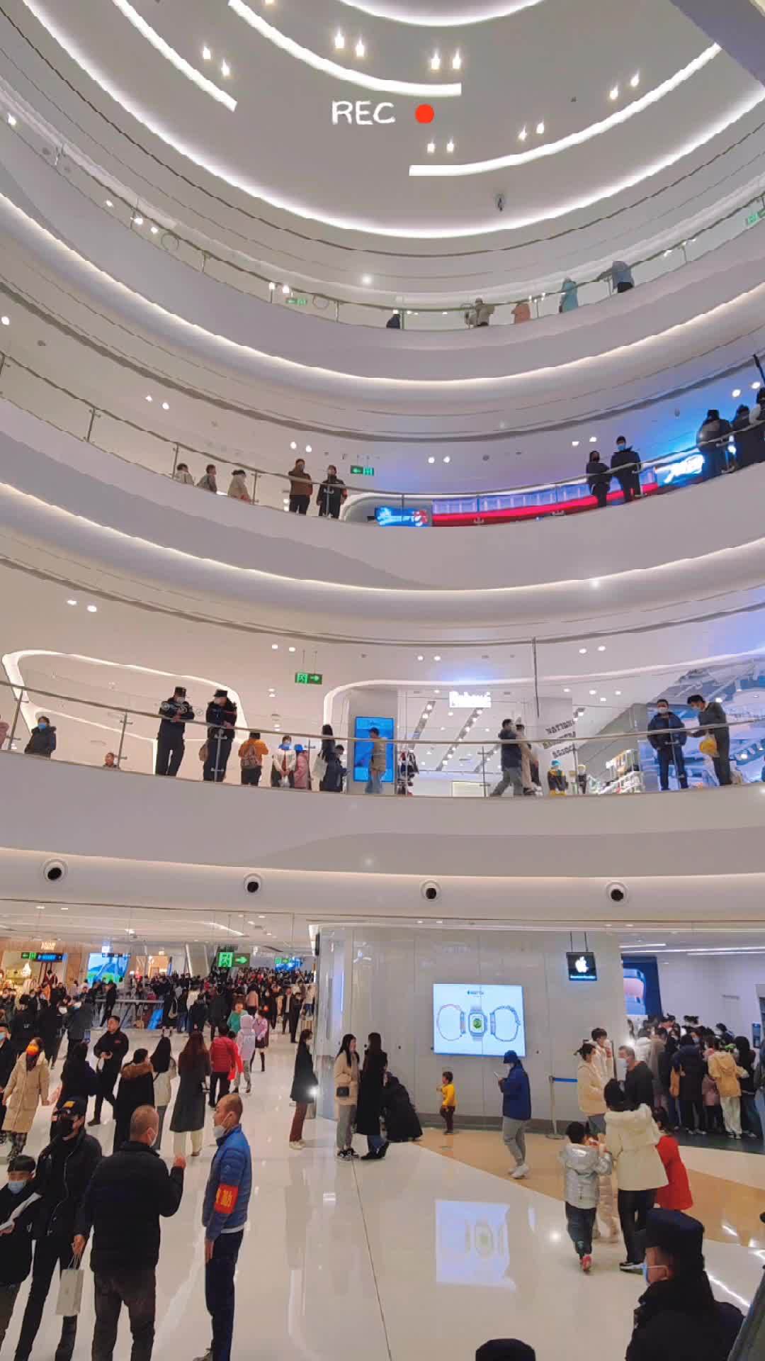 胖东来天使城 商场随拍 人山人海太热闹了 久违的烟火气正在归来-度小