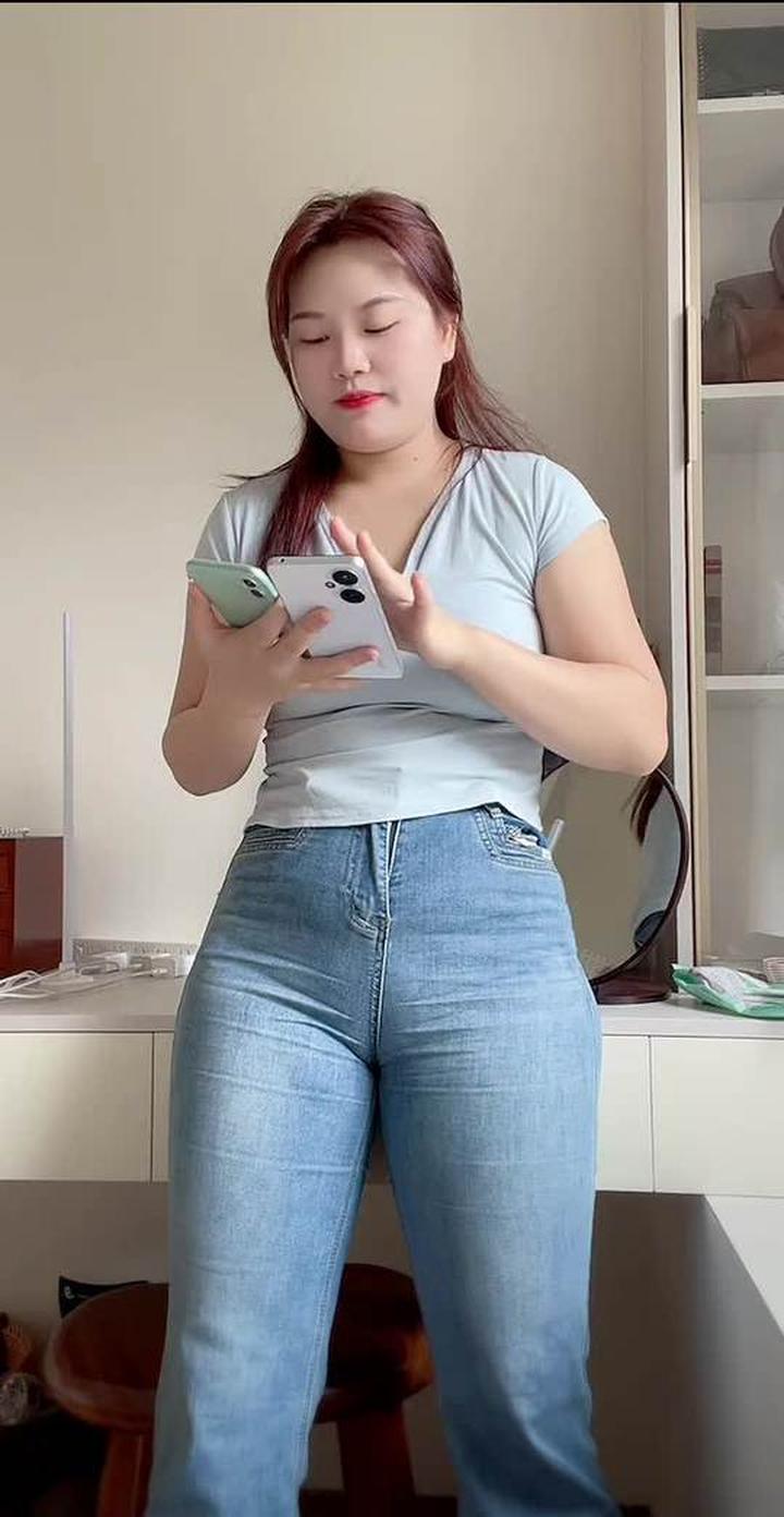 微胖女生穿紧身牛仔裤,展现别样魅力