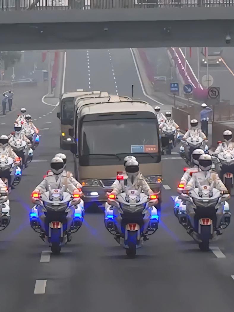 国宾护卫队护卫国家勋章和国家荣誉称号获得者前往人民大会堂.