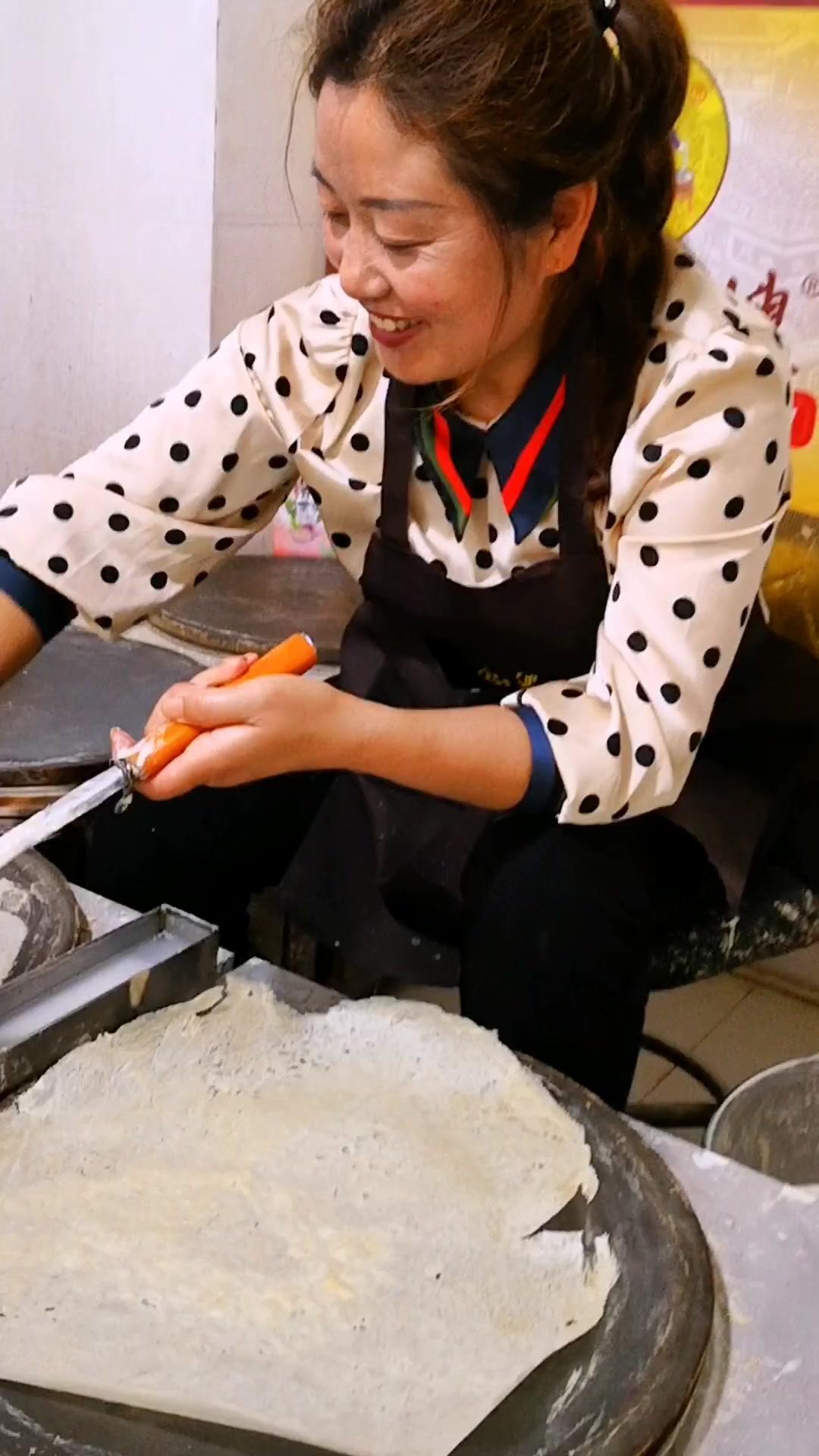 菜煎餅攤煎餅學習進行中美食手工招學員菜煎餅手把手教學