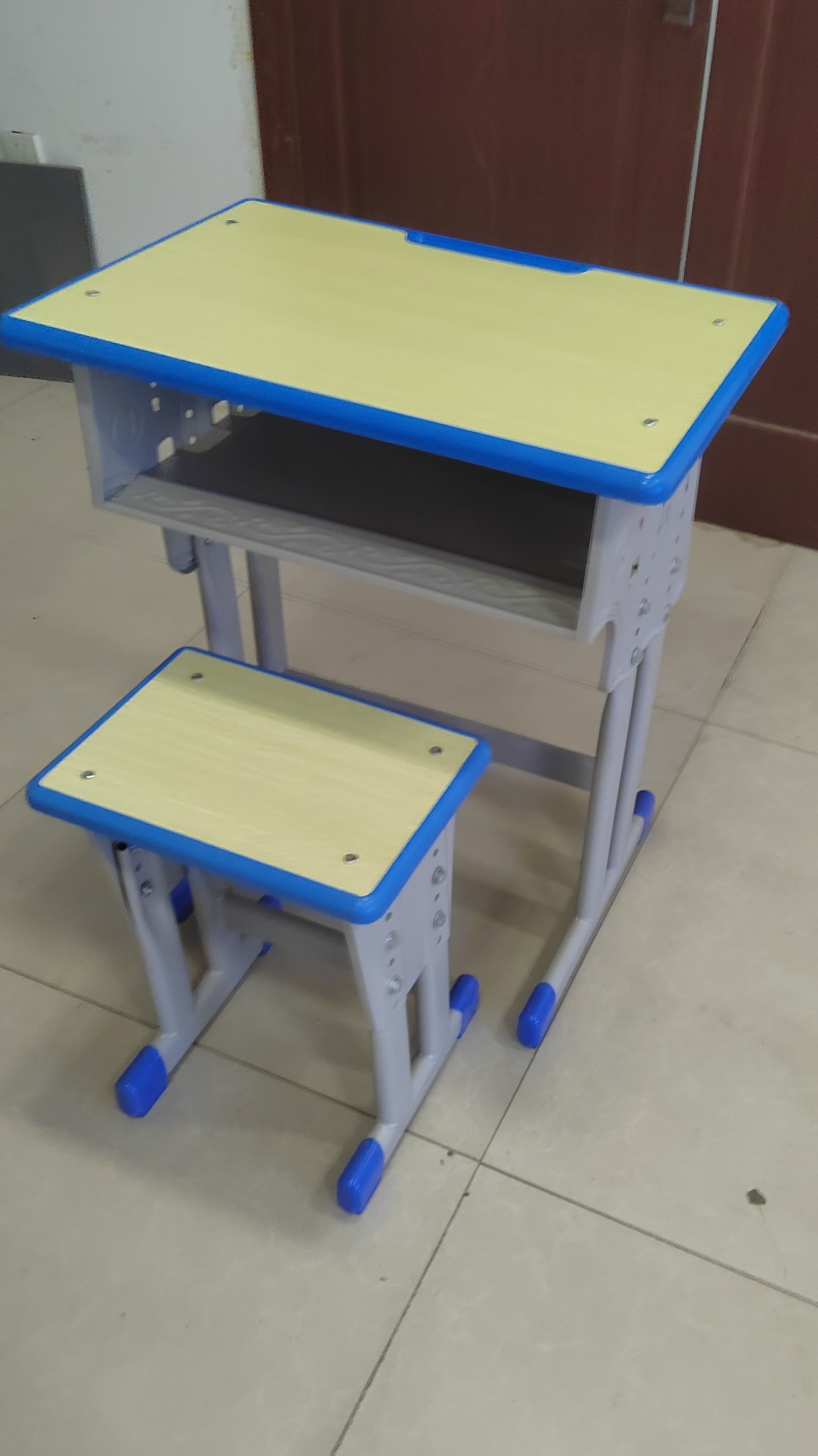 学生课桌凳视频效果