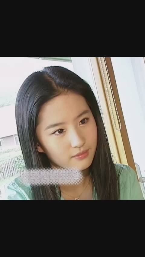 内娱甜妹 18岁刘亦菲小表情好可爱,眨眼睛,害羞得吐舌头,又美又甜的