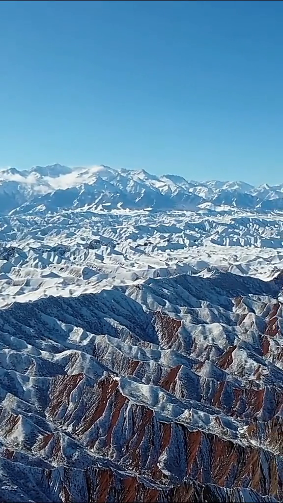 新疆石河子附近天山北麓的百里丹霞山地迎来今年首场降雪