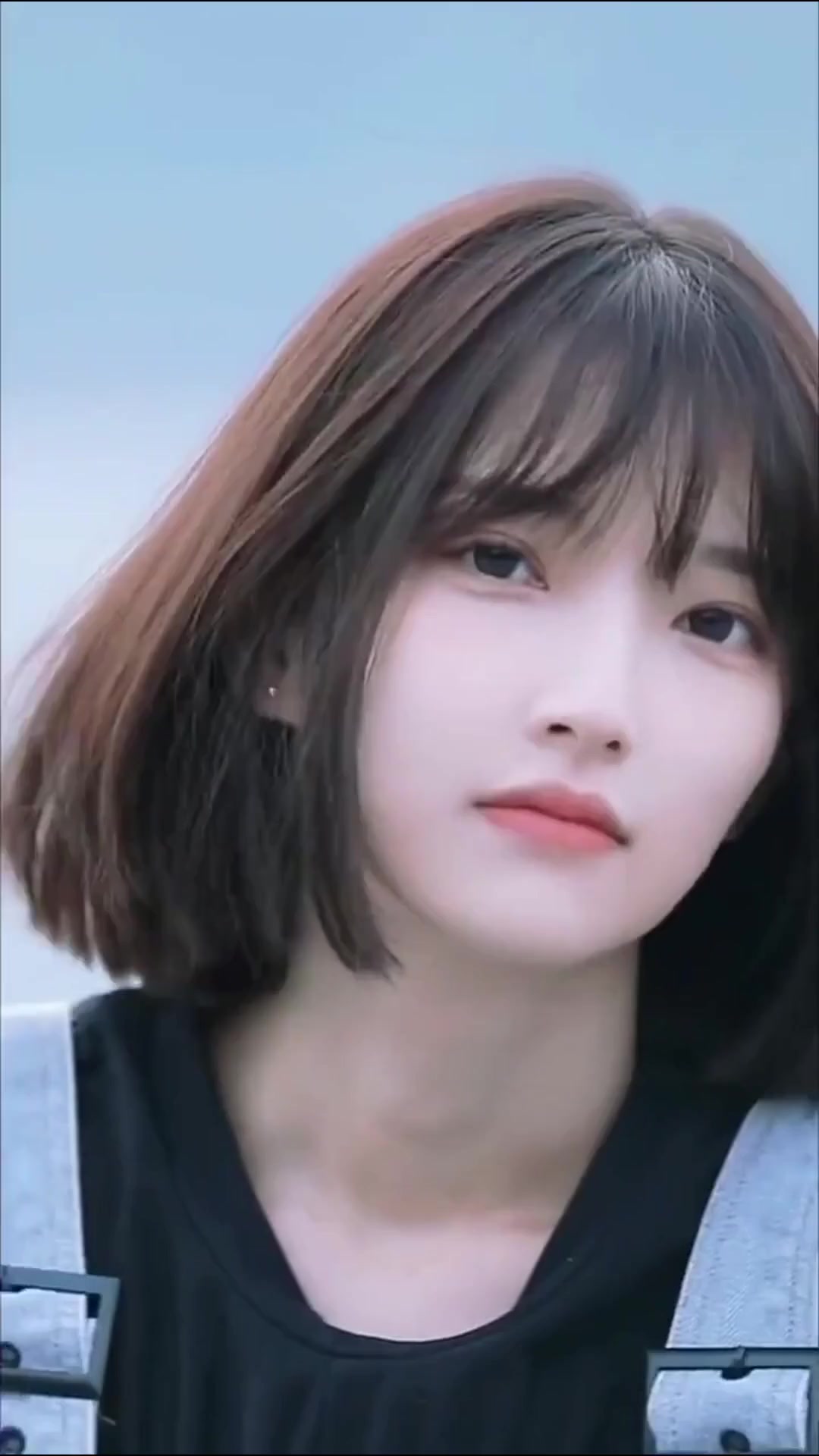 红唇白齿,肤白貌美