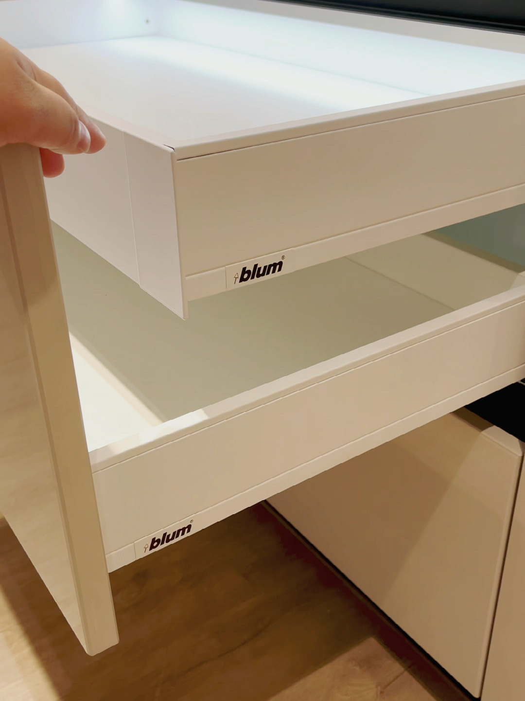 进口百隆抽屉轨道内抽展示白色干净清爽