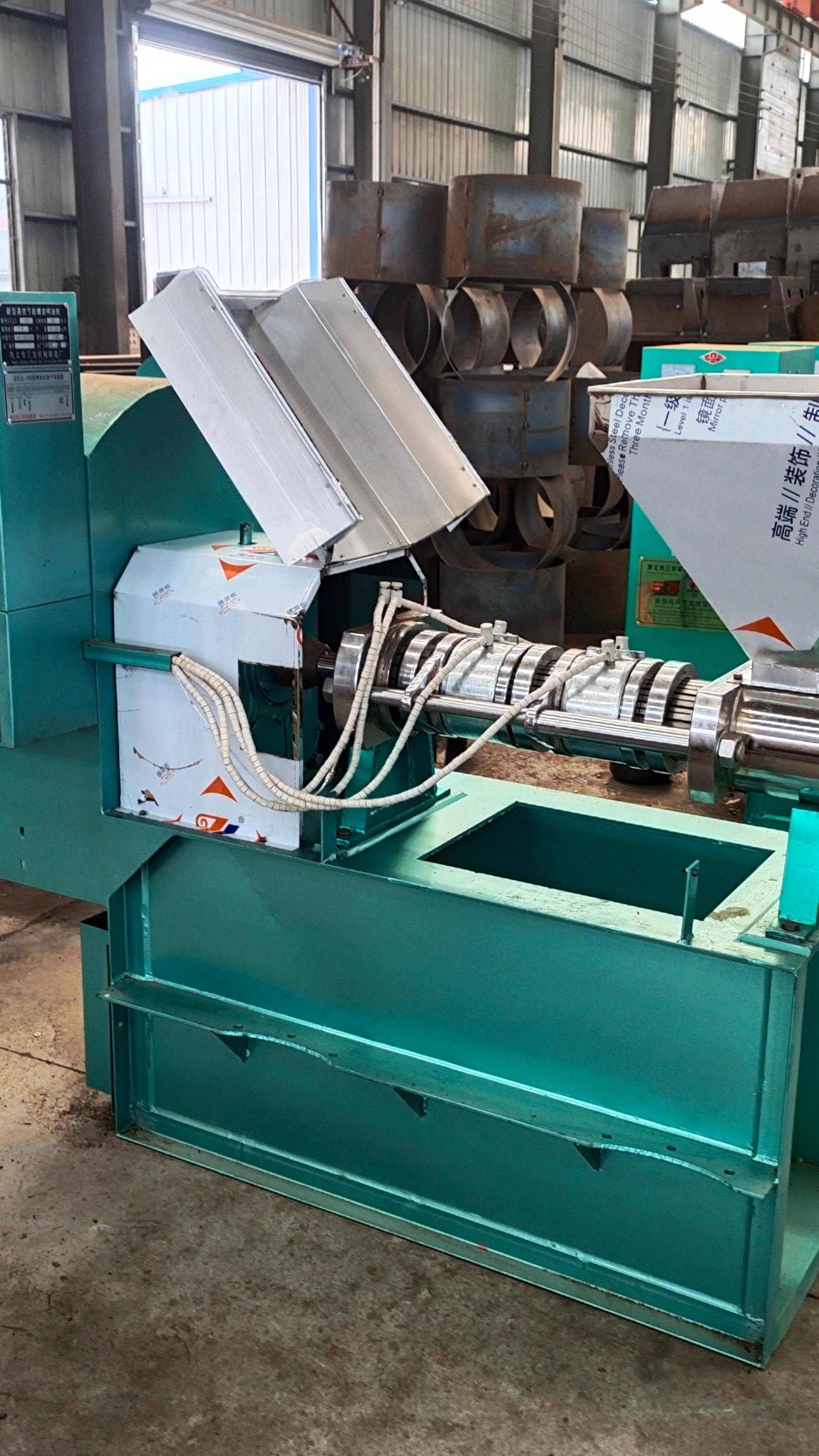 商用油坊中大型螺旋榨油机 全自动带壳核桃辣椒油葵菜籽压油机-度小视