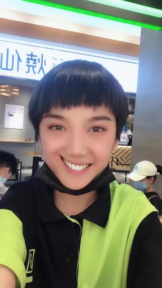 迷人歪嘴笑 我们俩还挺帅的吧!