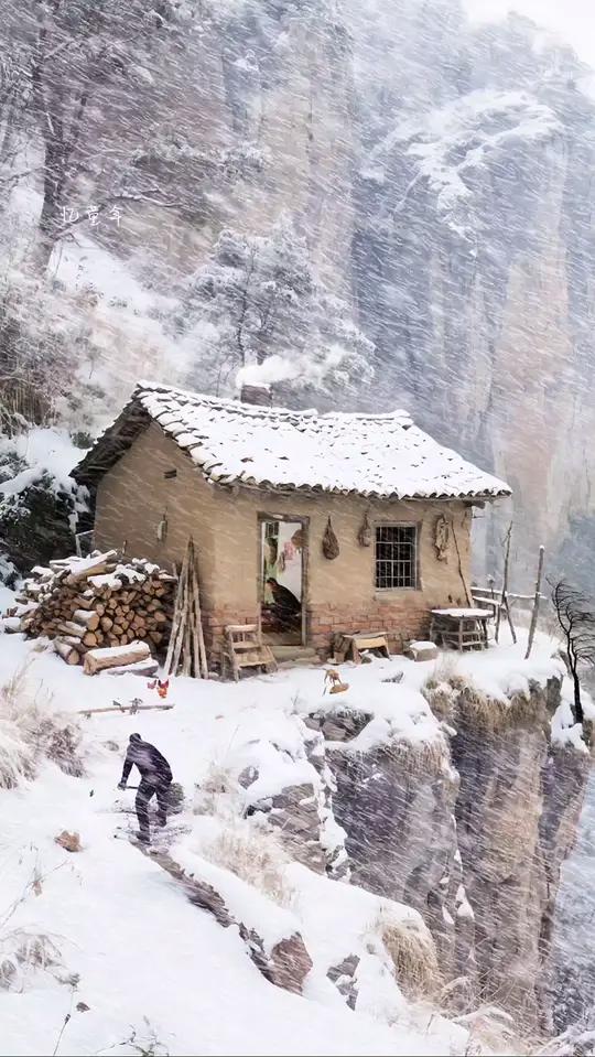 在皑皑白雪覆盖的深山之中,一户人家隐居山洞,外面大雪纷飞