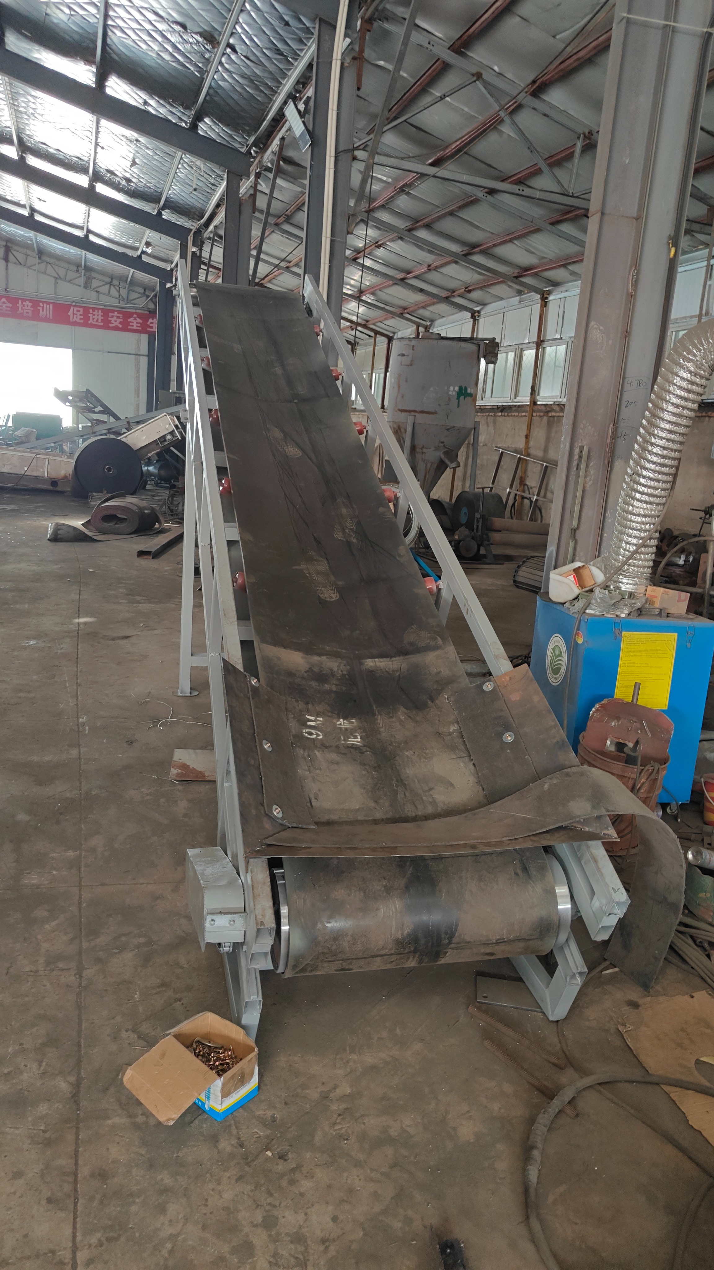 袋装化肥装卸皮带机 矿用沙石传送带 挡板式煤粉装车输送带