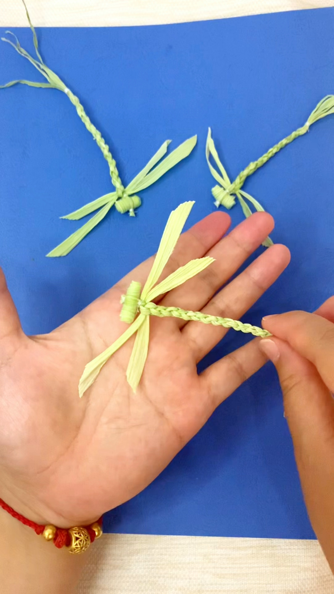 用玉米皮可以做只可爱的小蜻蜓