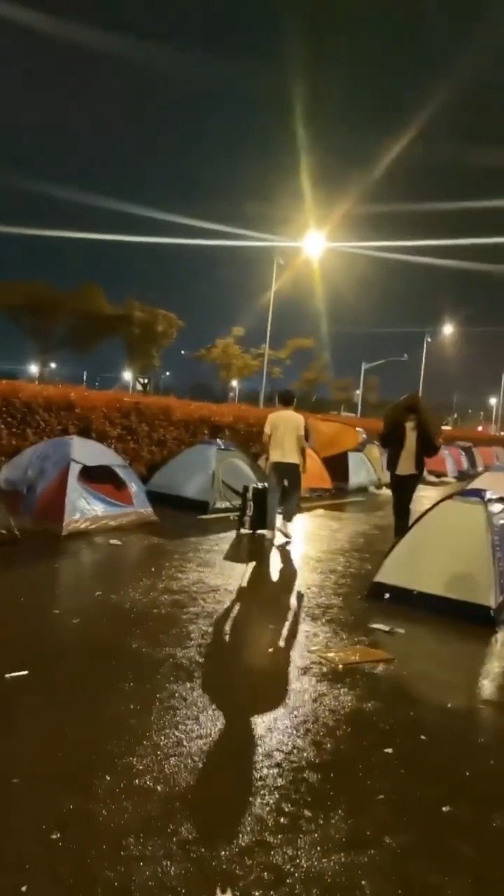 下雨了汗执著的老宋张延同学工地做大消杀临时的帐篷