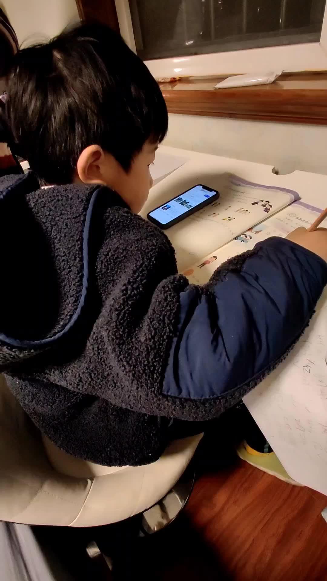 烂尾楼赶作业的小朋友 寒假作业 夜幕之下的寒假作业现场-度小视