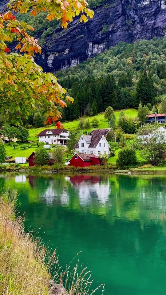 挪威小镇的青山绿水
