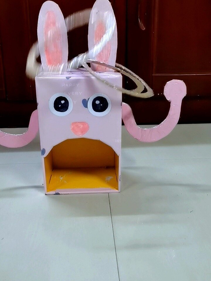 用快递纸箱给孩子做一个小白兔曲棍球运动器材既能赶球进洞又能套