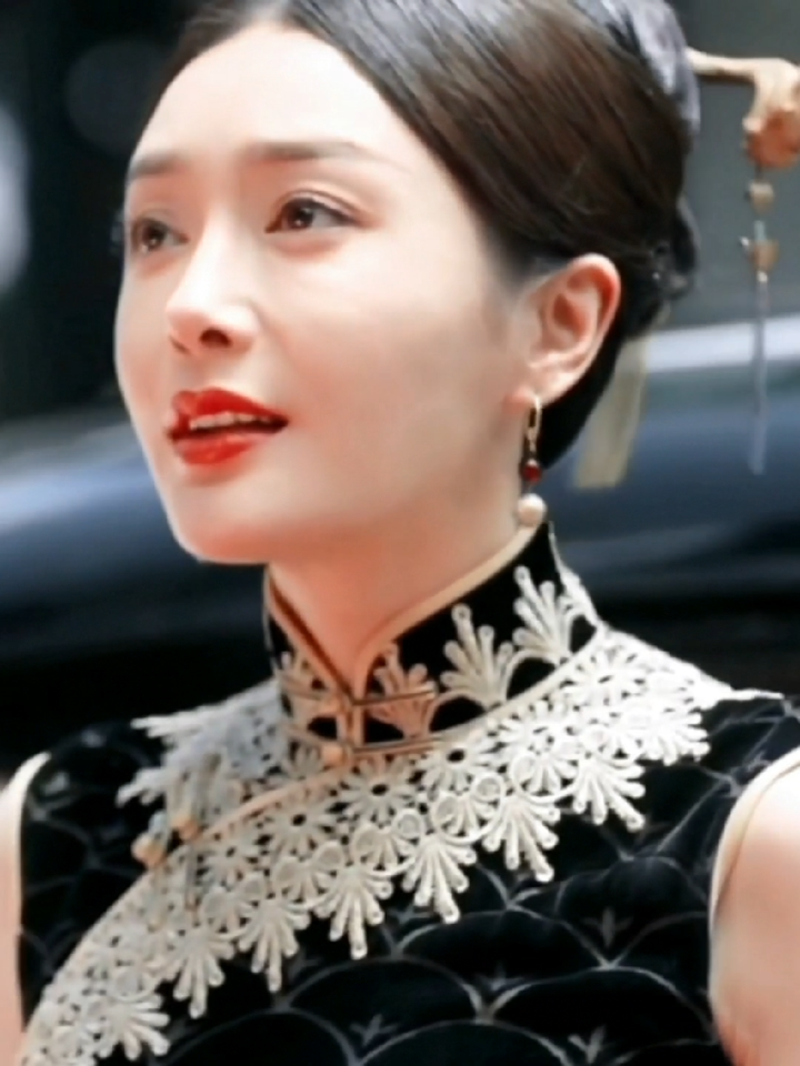 旗袍就跟长在她身上的一样,秦岚