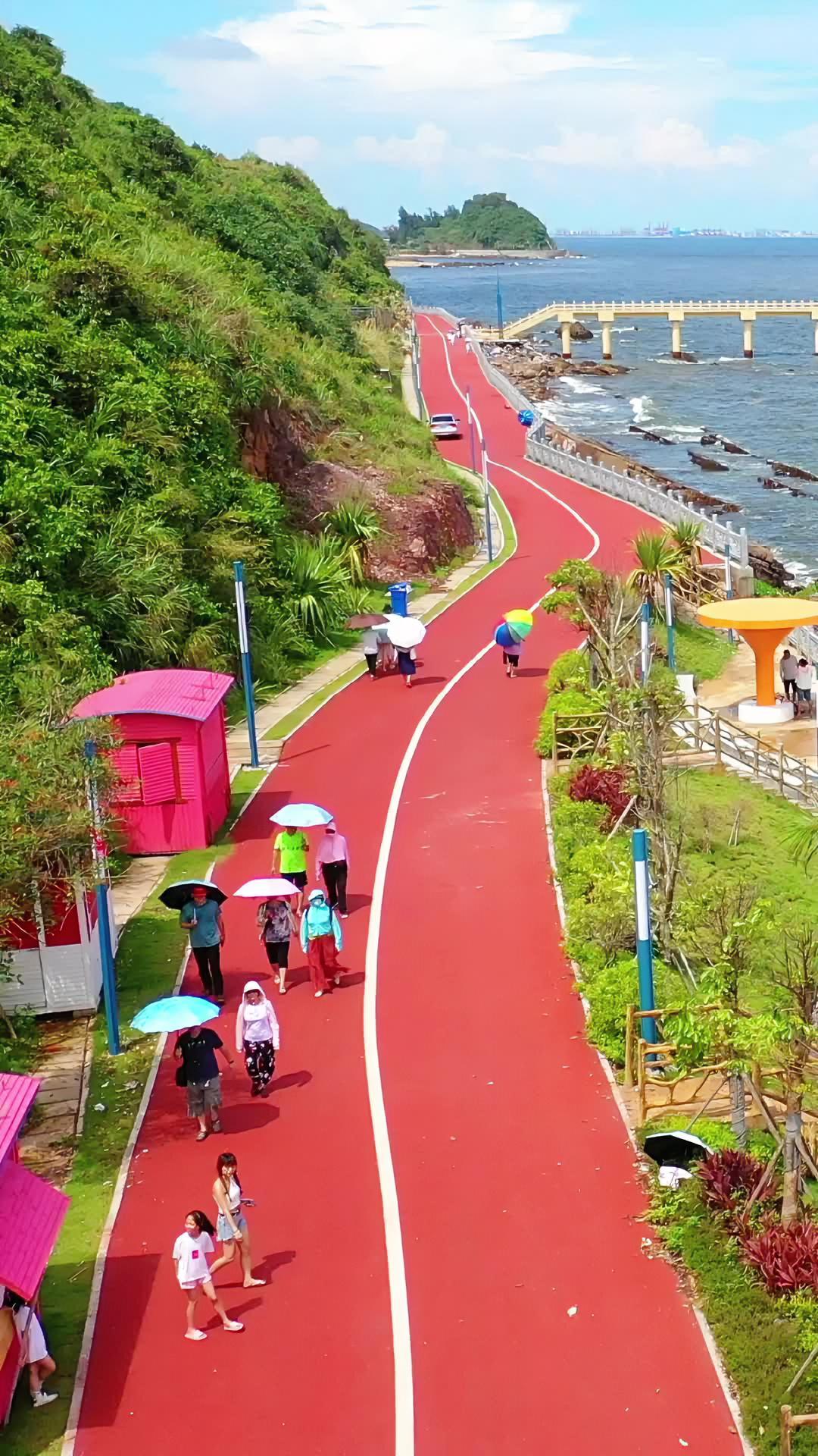 防城港 怪石滩太阳那么大,也挡不住游人对美景的热情