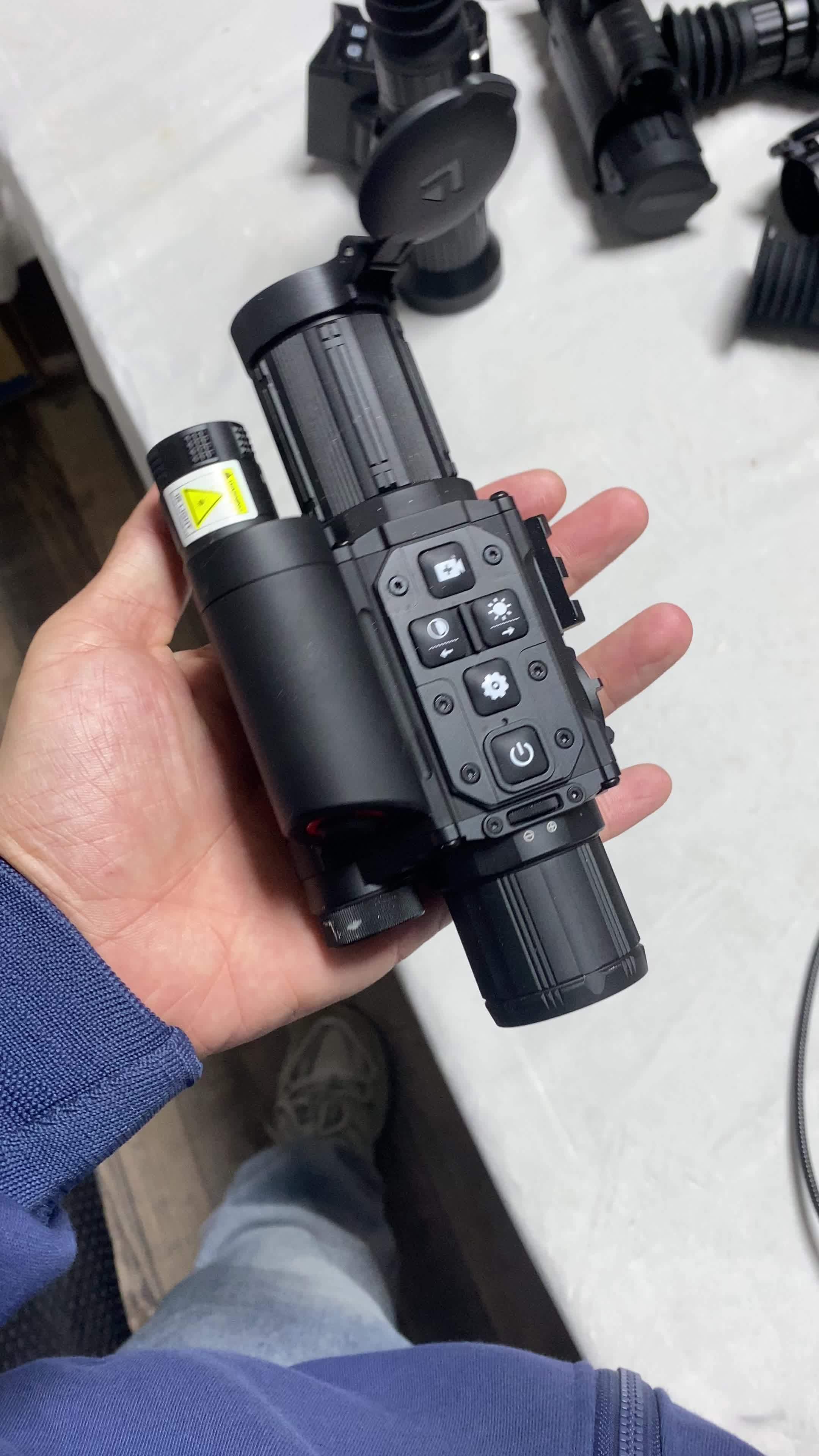 有一台退坑机器阿肯p2r 夜视仪 热成像 驭兵热瞄